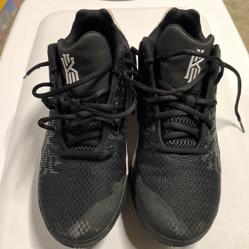 Nike Kyrie Irving Basketball Shoes Size 5.5